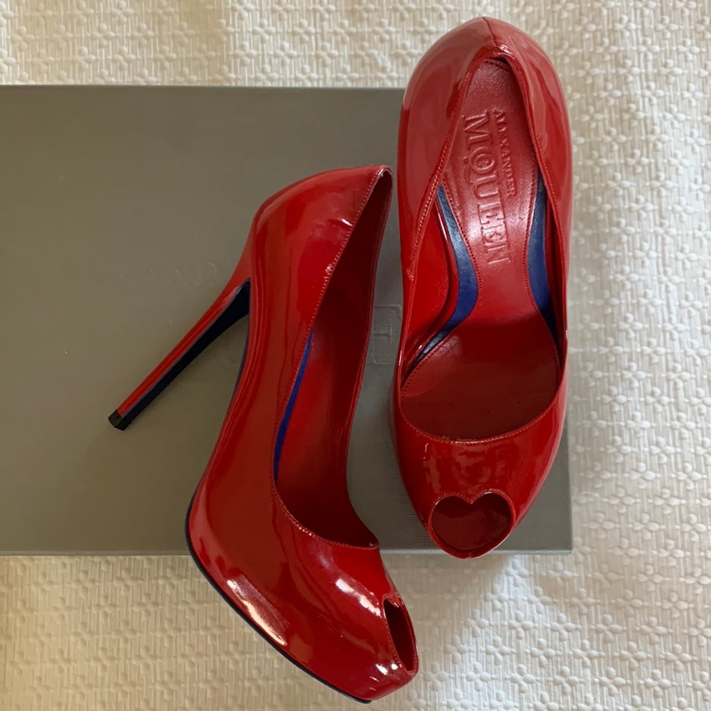 Alexander McQueen Lucy ❤️ Peep toe pumps. RARE
